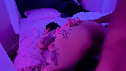 Tombul Asyalı sürtük Nikkila Love kelepçeli ve büyük zenci yarağı tarafından sikiliyor