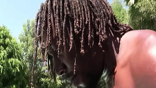 Evet Baba, Şimdi Ver! - Büyük Memeli Zenci Kızlar Kanepede Yoğun Sert Sikişiyor