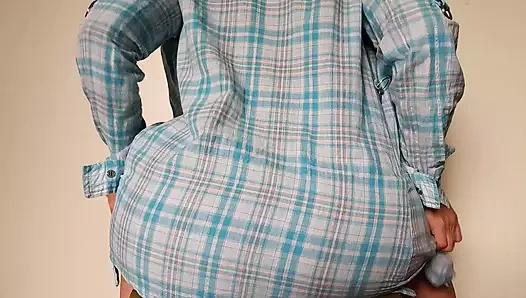 Islak amcığımla oynuyorum ve üvey erkek kardeşimin beni nasıl siktiğine yeniden oluşturmak için büyük oyuncak dildoma biniyorum