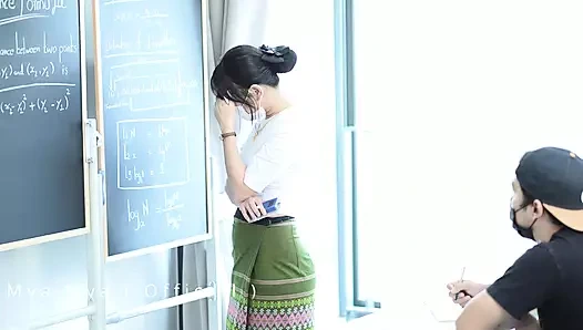 Güzel öğretmen yaramaz öğrencisiyle romantik seksi seviyor