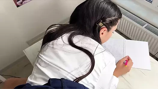 Ödevini yaparken kız öğrenciyi sikiyor - içine boşal - ücretsiz