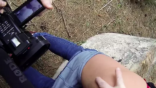 Sarışın satan ev, müşterisinin partiyi satın alması için şişman kıçını kullandı