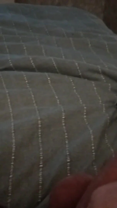 Знаковый момент из "бойфренд моего друга лежал в постели, дрочит его член, пока мы смотрим и испытываем оргазм"