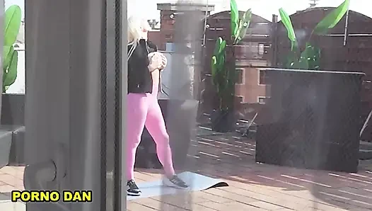 Üç amigo büyük memeli komşularının karısı kyra ateşli ile grup seks yapıyor