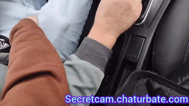 Tepkisini görmek için uber sürücüsünün sikine dokunuyor