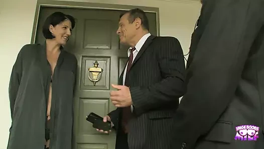 Süper yaramaz çift sonunda yere yerleşirken birkaç tahrik edici pozisyon arasında geçiş yapıyor