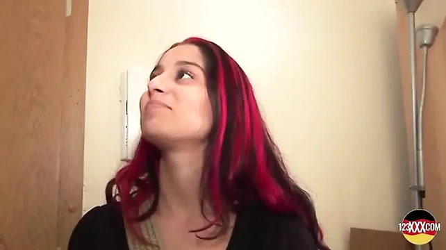 Kırmızı sutyen ve kızıl saçı seni çıldırtacak