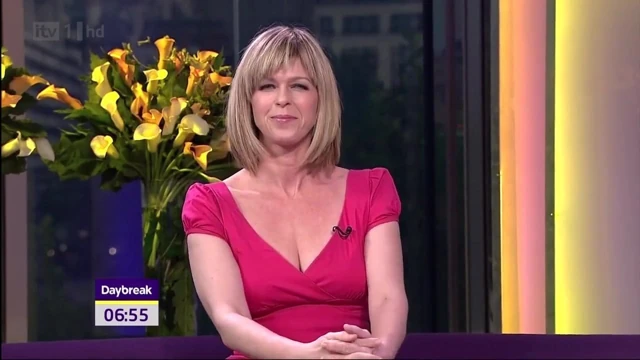 Kate garraway, dekolte elbise ve göğüs dekoltesi