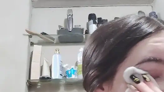 Soyunuyor, ayakkabılarımı çıkarıyor, makyajımı çıkarıyor, yatacak her şey. Sweet Dreams My Loves