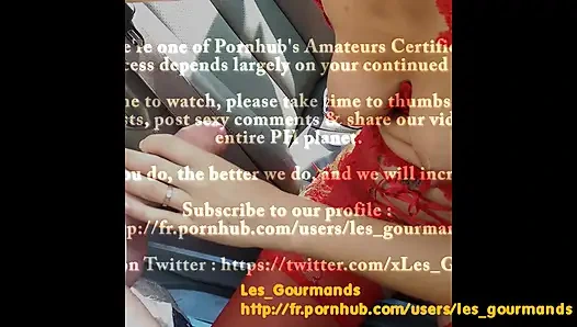 Dışarıda amcık yalama ve memelere büyük boşalma