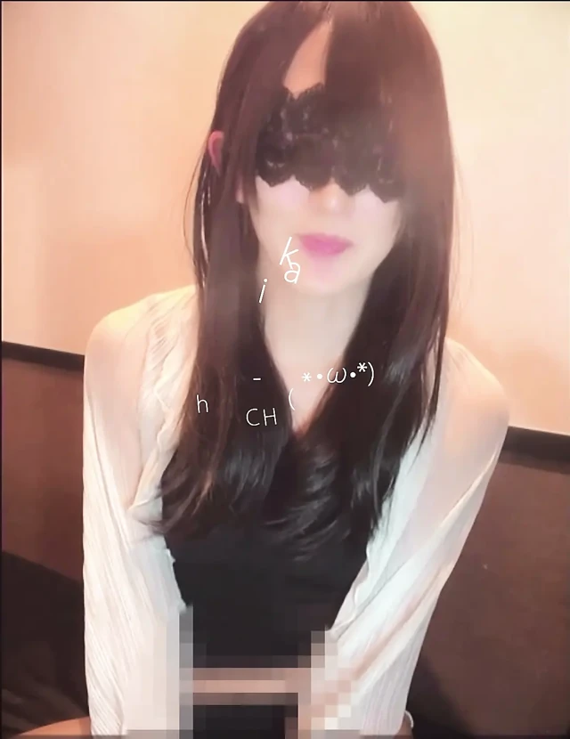 Gözleri bağlı sapık bir crossdresser'ın canlı mastürbasyon videosu