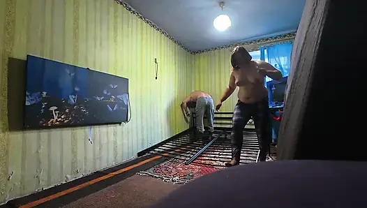 Kamera arkası, kesilmemiş. Yeni bir seks yatağı inşa ediyoruz