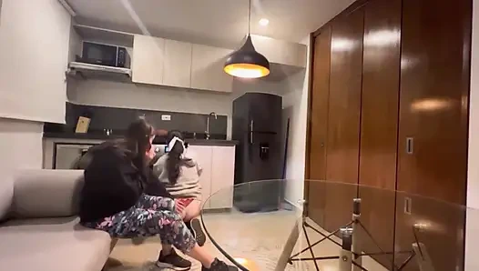 Komşu hep lezbiyen olmak istiyormuş gibi davranıyor