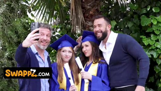 Mezun olan bakireler Maya Wolfe ve Myra inliyor ve birbirlerinin üvey babalarına kaybediyor