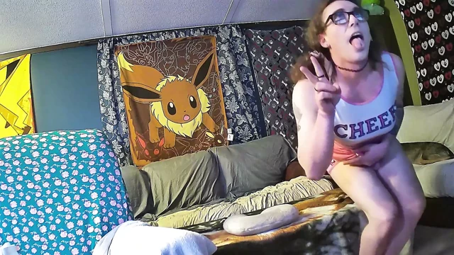 Femboy ponpon kız bekaret kafesinde boşalıyor