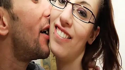 Fransız ofis sekreteri gözlüklerinin her yerine boşalıyor