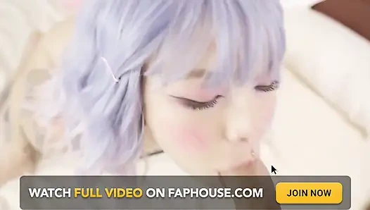 Genç kız sulu sakso çekiyor ve yüzüne boşalıyor. Karneli Bandi