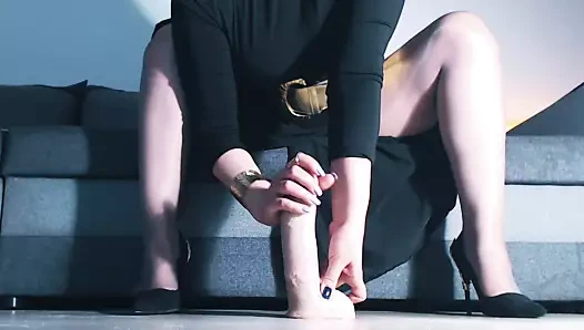 Mastürbasyon yapma talimatları, naylon çoraplı bacaklar, topuklu ayakkabılar, uzun tırnaklar.