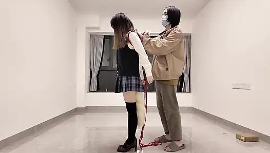 Okul üniformalı Hs19-a kız sokaklarda dolaştı