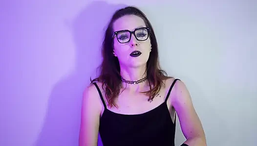 Gotik kız file çorap içinde sigara içiyor