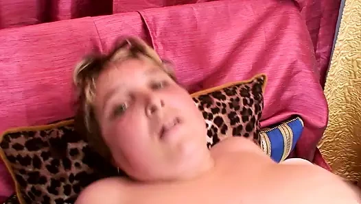 Çarpıcı sarışın orta yaşlı seksi kadın ağzına bolca döl alıyor