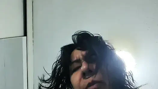 Temizlik görevlisini karımın iç çamaşırını denerken keşfettim ve hiçbir şey söylemesem almama izin vermeyi kabul etti