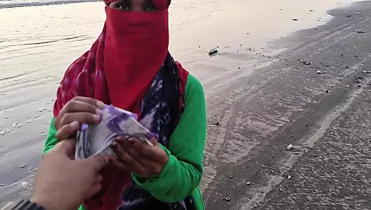 Kocası evlenmeden önce bakire Hintli kadını sikiyor ve üstüne boşalıyor