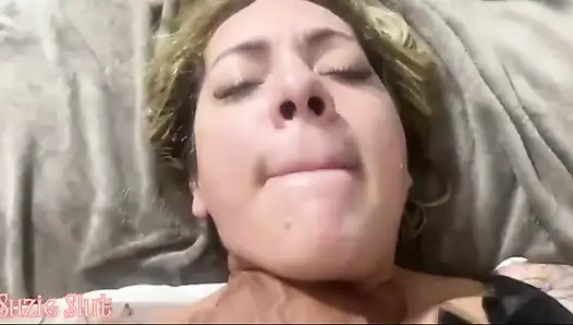 Koca sert bir penisle gelir ve karısına gösterir. Yaramaz kız onun ağzına düşer ve poposunu serbest bırakır ki ona seks yapsın