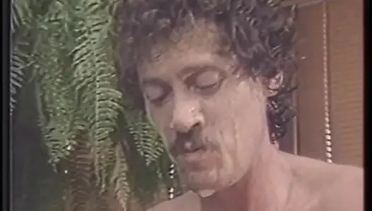 Güzel sarışın orta yaşlı seksi kadın banyoda sikiliyor