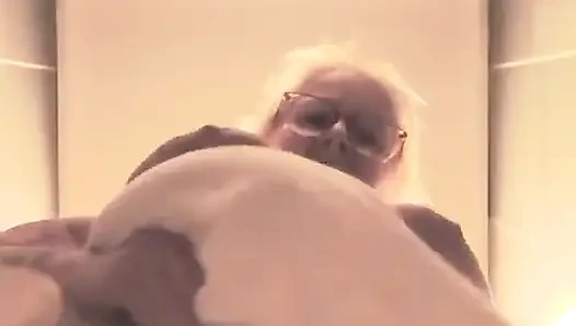 Arkadaşlar bu yüzden sikişiyor ve banyo kapısını kilitliyor