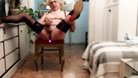 Kıçında etkileşimli bir dildo olan orospu Carla'nın