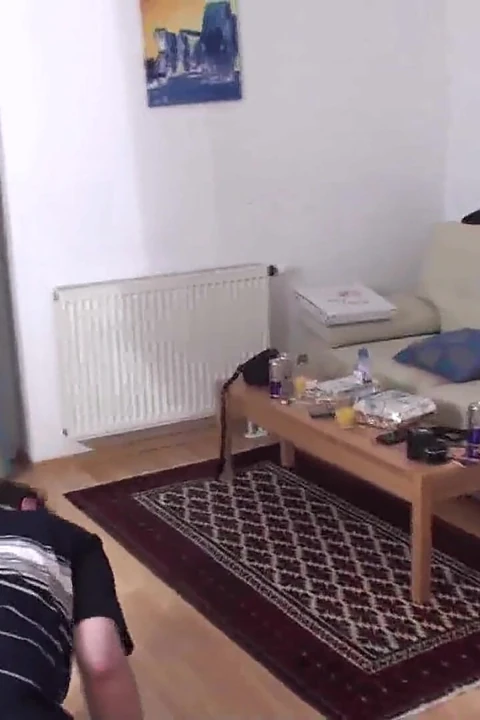 İki kız yaşlı adama tekme atıyor