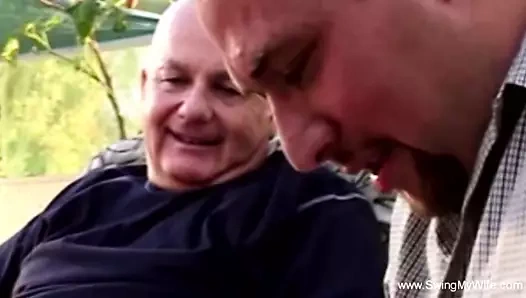 Sallanmak, artık mutlu olduğu ve biraz uyarılmak istediği anlamına gelir.