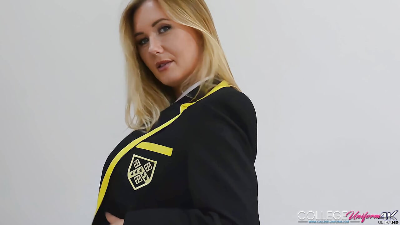 Üniversiteli kız sammi tye ile striptiz yapıyor