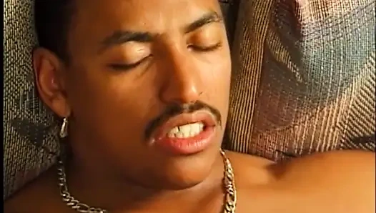 Siyah ve beyaz dörtlü göt sikiyor amcık yalıyor 69 pozisyonunda