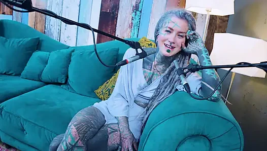 J - Jelousy hakkında konuşuyorum - asmr podcast sfw konuşuyor gotik sıska kız dreadlocks dövmeli model dövmeli kız