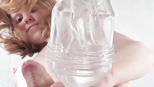 Sen aşağıdan izlerken trans kız bir fleshlight sikiyor