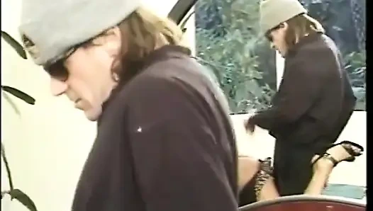 Благоприятствованная черная девушка с идеальным телом принимает два члена во все ее дырки