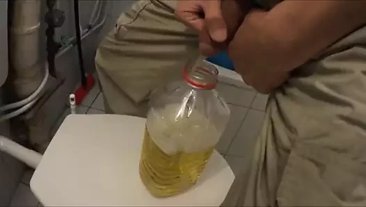 Bir şişeye işeyen iki arkadaş (işiyor)