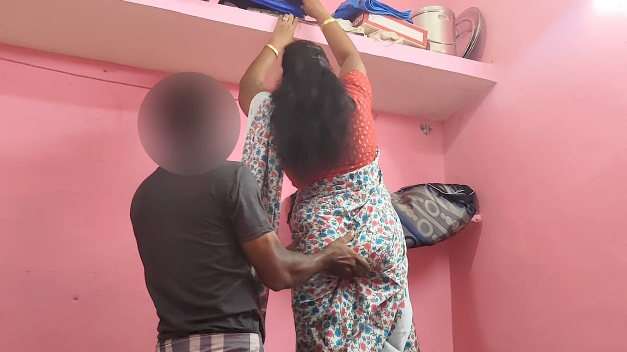 Üvey anne Hintli genç oğlanla ateşli seks yapıyor