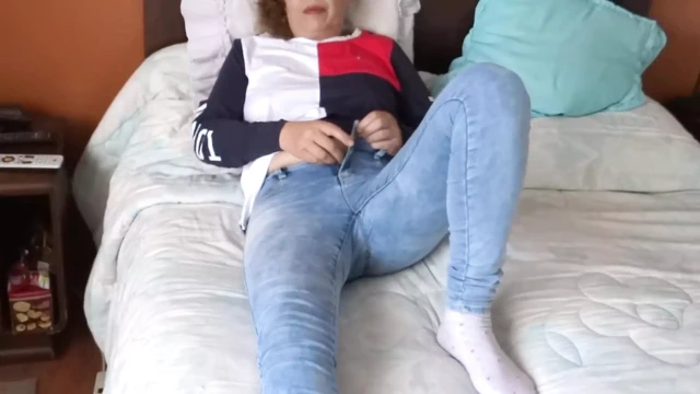 58 yaşındaki latin üvey anne üvey oğlunun önünde mastürbasyon yapıyor ve kıllı amına boşalıyor