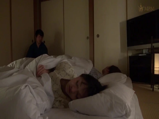 M867G04 sesini bastıran ve üvey kızının yanında şiddetle kırbaçlanan olgun bir kadının edepsiz seksi