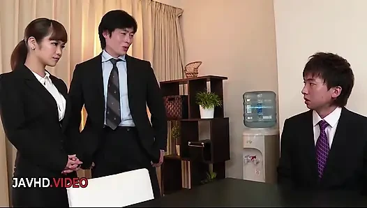 Vahşi Asyalı Anju Akane iş yerinde iki adamla çıplak sikişiyor