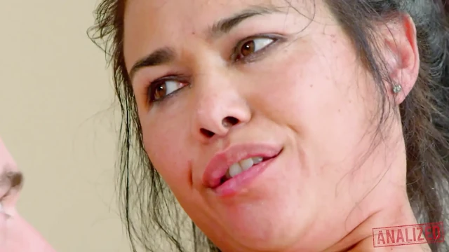 Dana Vespoli'nin sıkı delikleri büyük yarakla acımasızca sikiliyor
