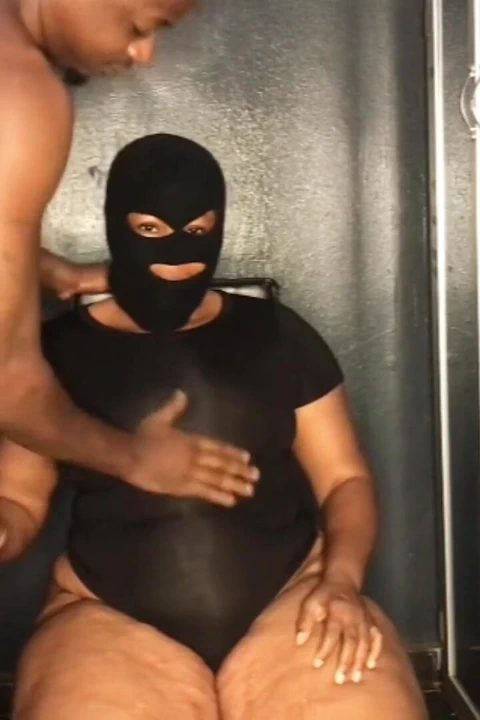 Azgın iri güzel kadın büyük zenci yarağını hissediyor