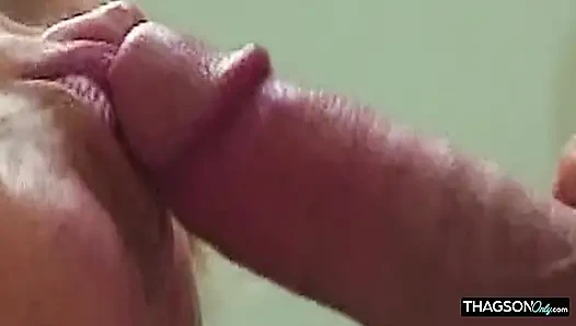 Sarışın hatun ıslak orgazm olana kadar sert parmaklanıyor