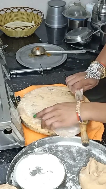 Roti banate samay jor se dhakka lagaya ek sath do kam | Klip 2