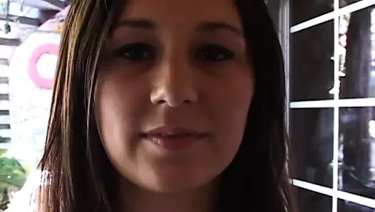 Sevimli esmer inliyor süre damızlık pound onu kıçını kanepede