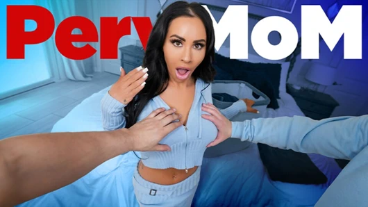 Üvey oğullar süper ateşli üvey anneleri Danae Mari'ye cinsel olarak takıntılı