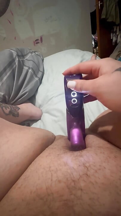 İri güzel kadın boşalana kadar mor dildoyla sikişiyor